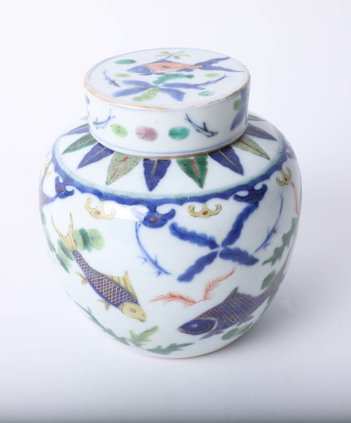 Chinese porcelain ginger jar decorated with fish, with flat lid cover, underglaze marks, height