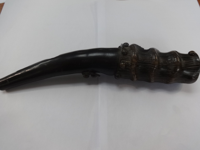 A carved African blowing horn together with Shillelagh stick. (2) - Bild 8 aus 8