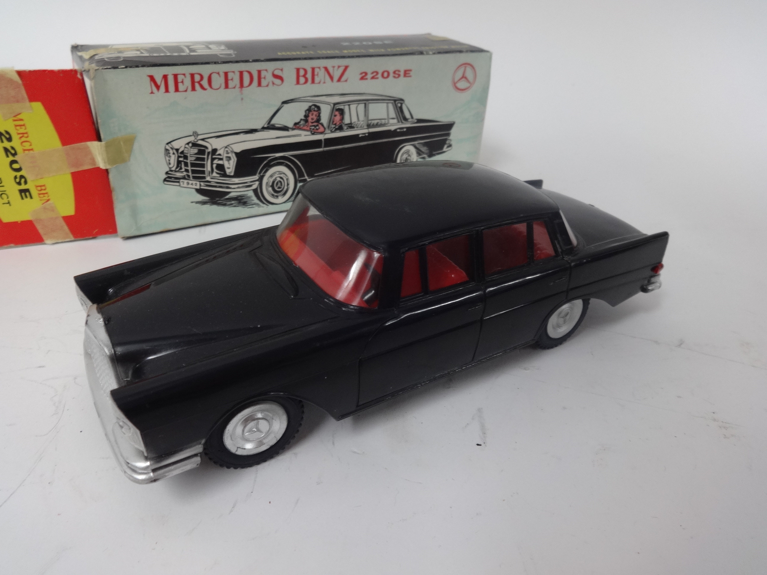 Eight various boxed models including Clifford series, Zodiac Fire Chief and Police car, - Image 7 of 28
