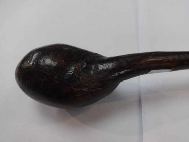 A carved African blowing horn together with Shillelagh stick. (2) - Bild 6 aus 8