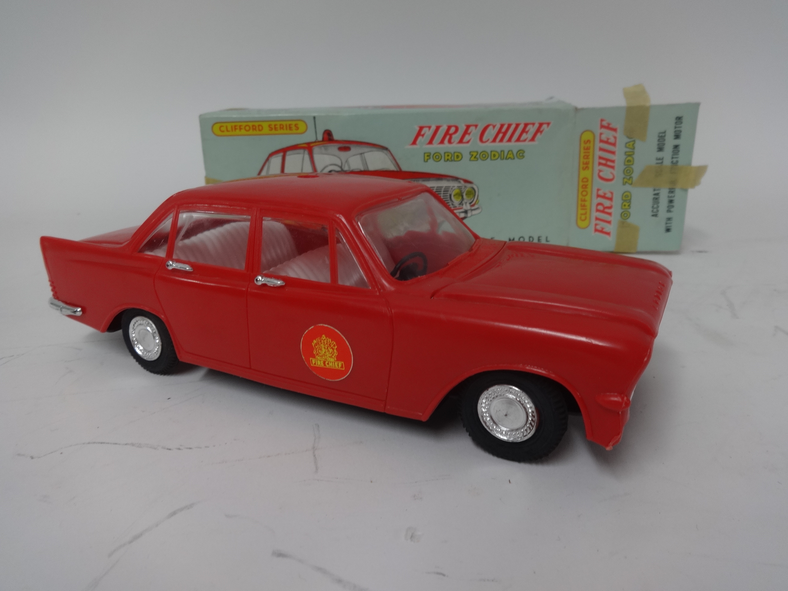 Eight various boxed models including Clifford series, Zodiac Fire Chief and Police car, - Image 18 of 28