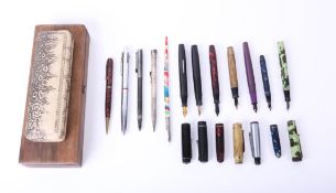 Various fountain pens including Platinum boxed, Conway Stewart, Dinkie 550, Wasp U.S.A. 232, Swan