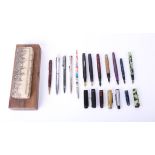 Various fountain pens including Platinum boxed, Conway Stewart, Dinkie 550, Wasp U.S.A. 232, Swan