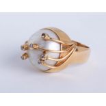 An impressive Mabe pearl ring set with diamonds in yellow gold, size U.