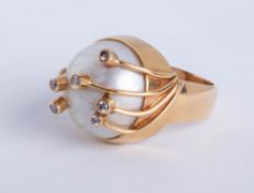 An impressive Mabe pearl ring set with diamonds in yellow gold, size U.