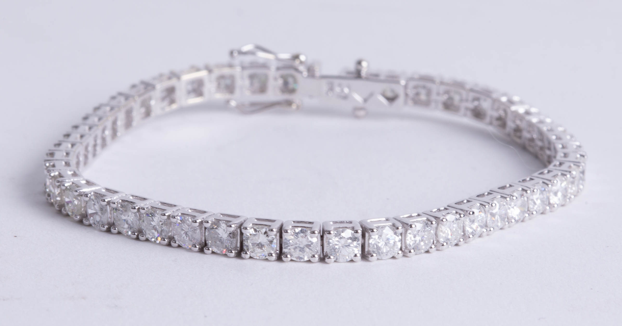 A fine 18ct white gold and diamond set bracelet, set with approx 8.60 carats of diamonds, length - Image 2 of 2