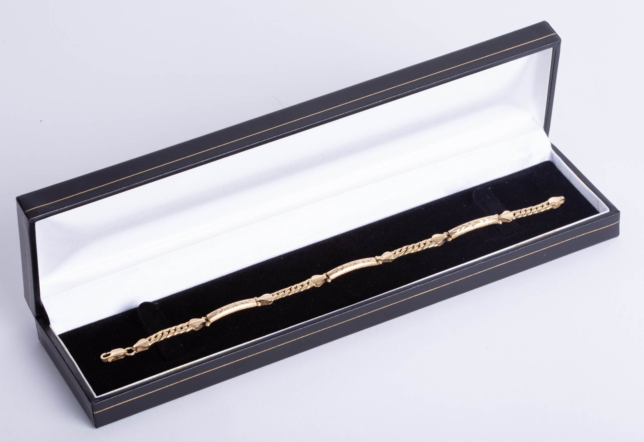 An 18ct gold link bracelet, length 18cm, approx 7.60g. - Image 2 of 2