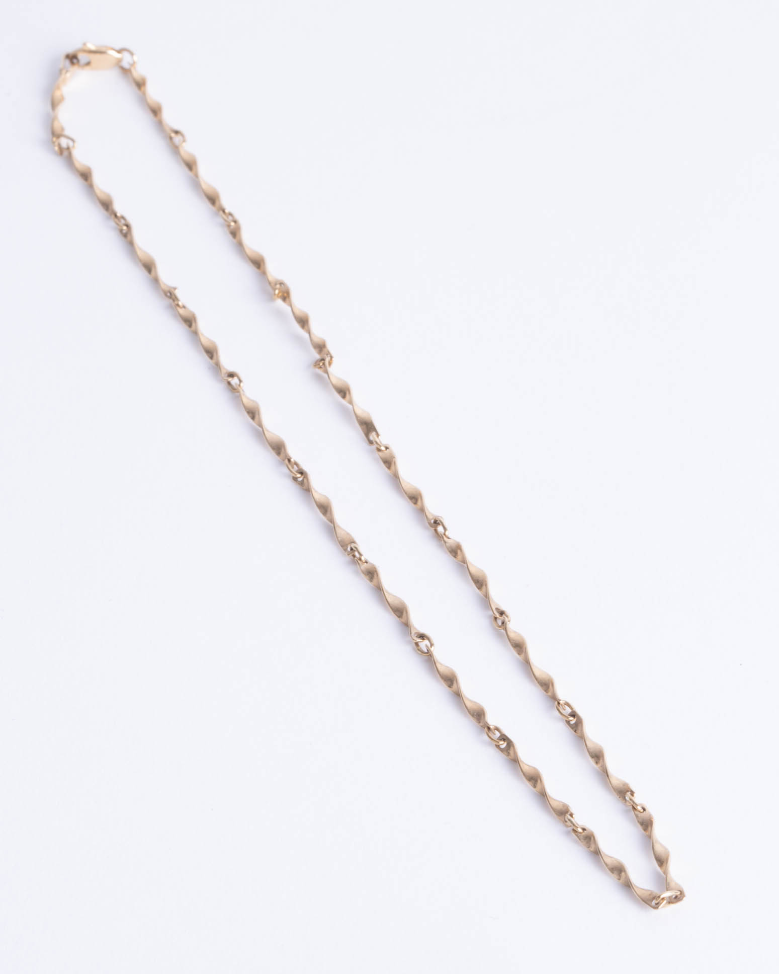 A 9ct gold twist necklace, length 21cm, 5.50g. - Image 2 of 2
