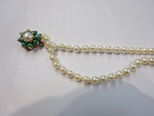 A string of pearls with 9ct gold clasp. - Image 8 of 8