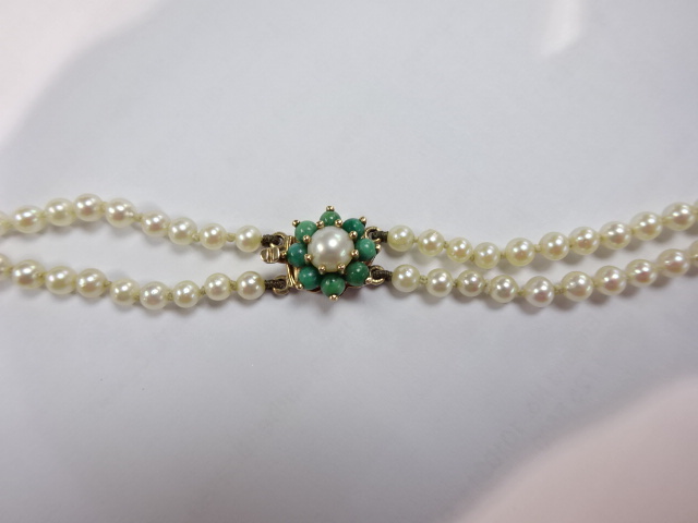A string of pearls with 9ct gold clasp. - Image 2 of 8