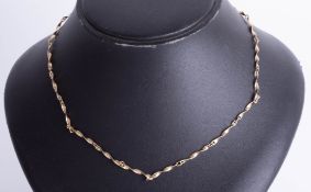 A 9ct gold twist necklace, length 21cm, 5.50g.