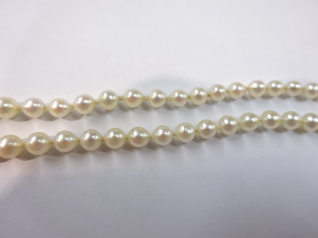 A string of pearls with 9ct gold clasp. - Image 6 of 8