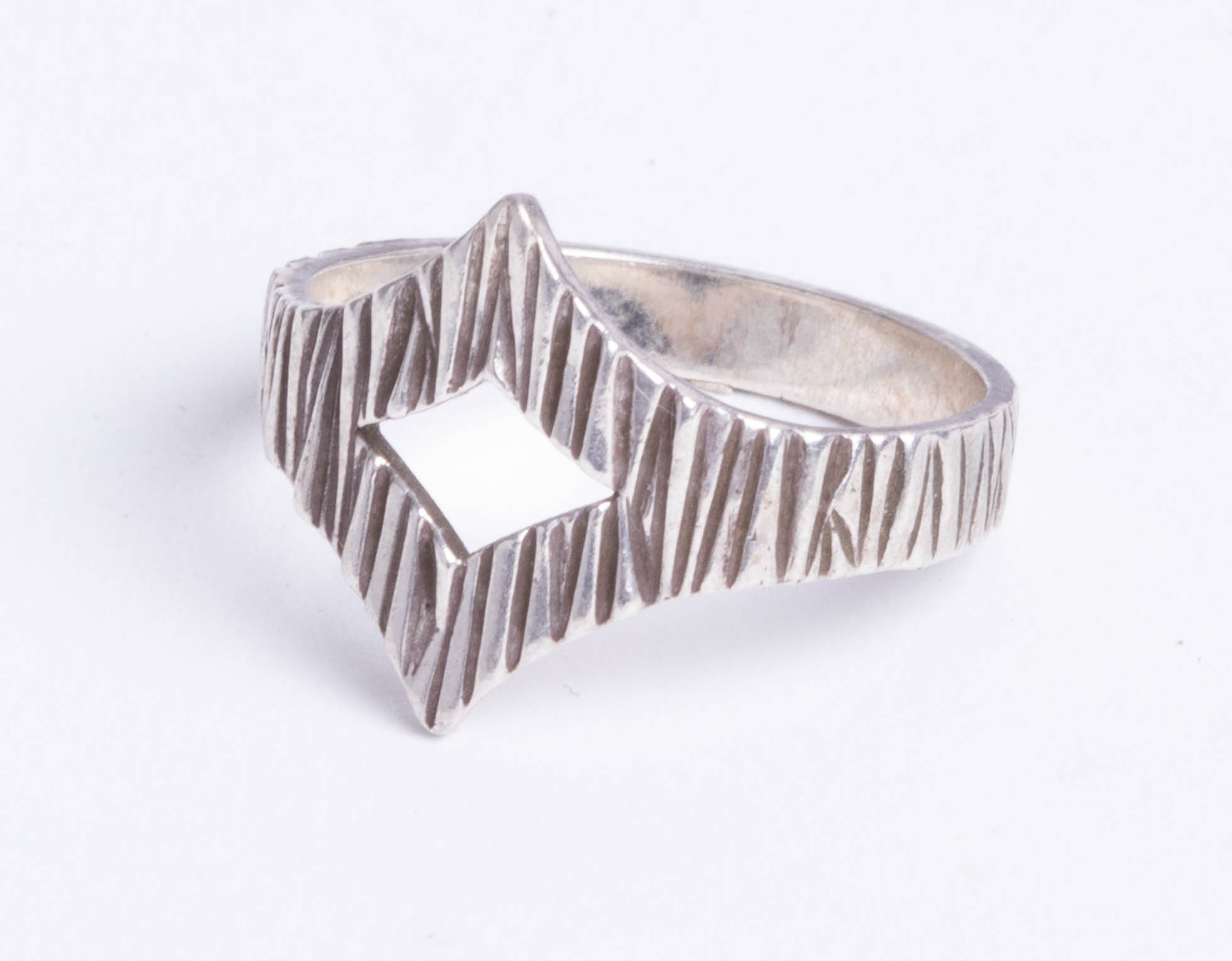 A textured wish bone ring, 3.20g, size P.