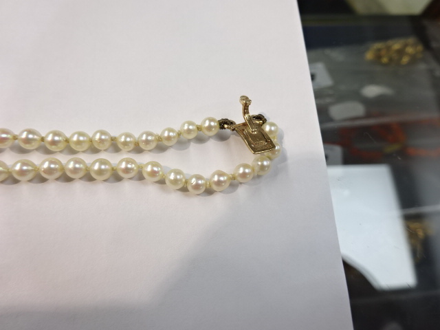 A string of pearls with 9ct gold clasp. - Image 7 of 8