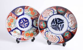 A pair of Japanese Imari plates, 22cm diameter.