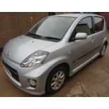 FROM DECEASED ESTATE - SILVER DAIHATSU SIRION SX FIVE DOOR HATCHBACK, WJ08 GVG REGISTERED 04/03/