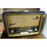 VINTAGE BUSH RADIO IN BAKELITE CASE