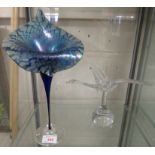 'JACK IN THE PULPIT' VASE SIGNED RICHARD GOLDING TO BASE, TOGETHER WITH FLYING GLASS SWAN ORNAMENT