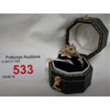 YELLOW METAL RING IN FORM OF LEOPARD SET WITH CHIPPED WHITE AND BLACK STONES, STAMPED 375 DIA, 2.8G,