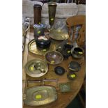 MIXED METALWARE INCLUDING PEWTER TANKARD, COPPER JUG AND MEASURE, BRASS DISHES, ETC