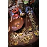 COPPER AND BRASSWARE INCLUDING JELLY MOULDS, COCKEREL ORNAMENT, HORSE BRASSES AND OTHER ITEMS