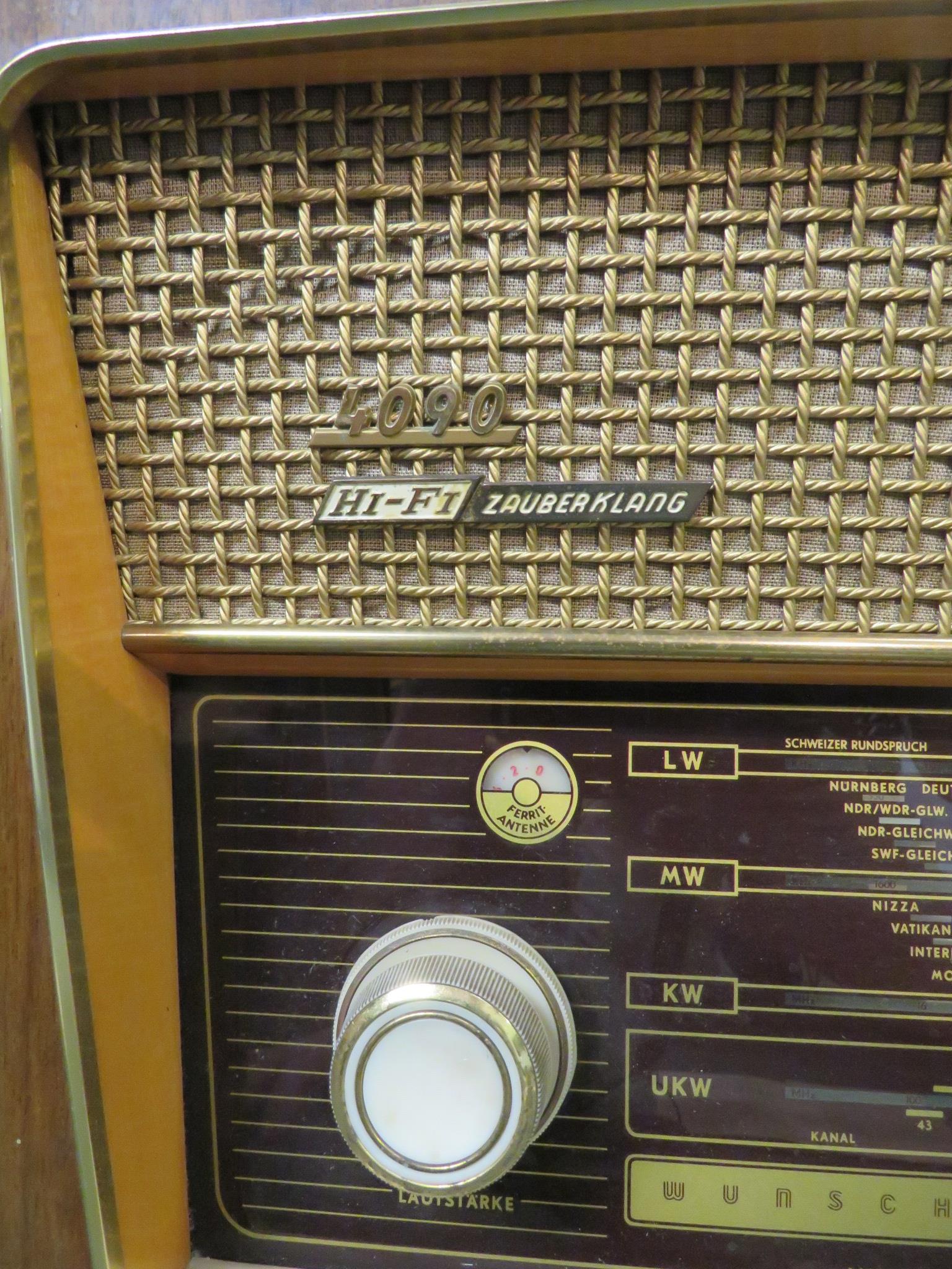 Grundig 4090 radio, serial number 104017338, wooden casing, height 36cm width 71cm depth 30cm, - Bild 3 aus 6