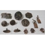 An assortment of GUATEMALA 900 foreign silver jewellery tooled with warrior scenes - a geometric