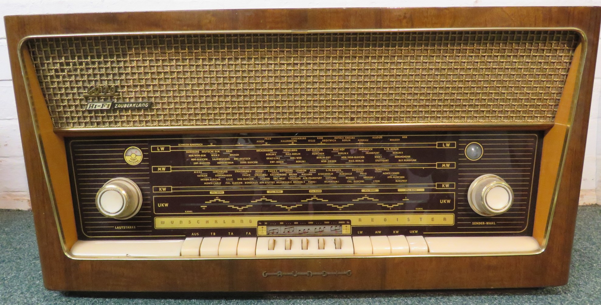 Grundig 4090 radio, serial number 104017338, wooden casing, height 36cm width 71cm depth 30cm, - Bild 2 aus 6