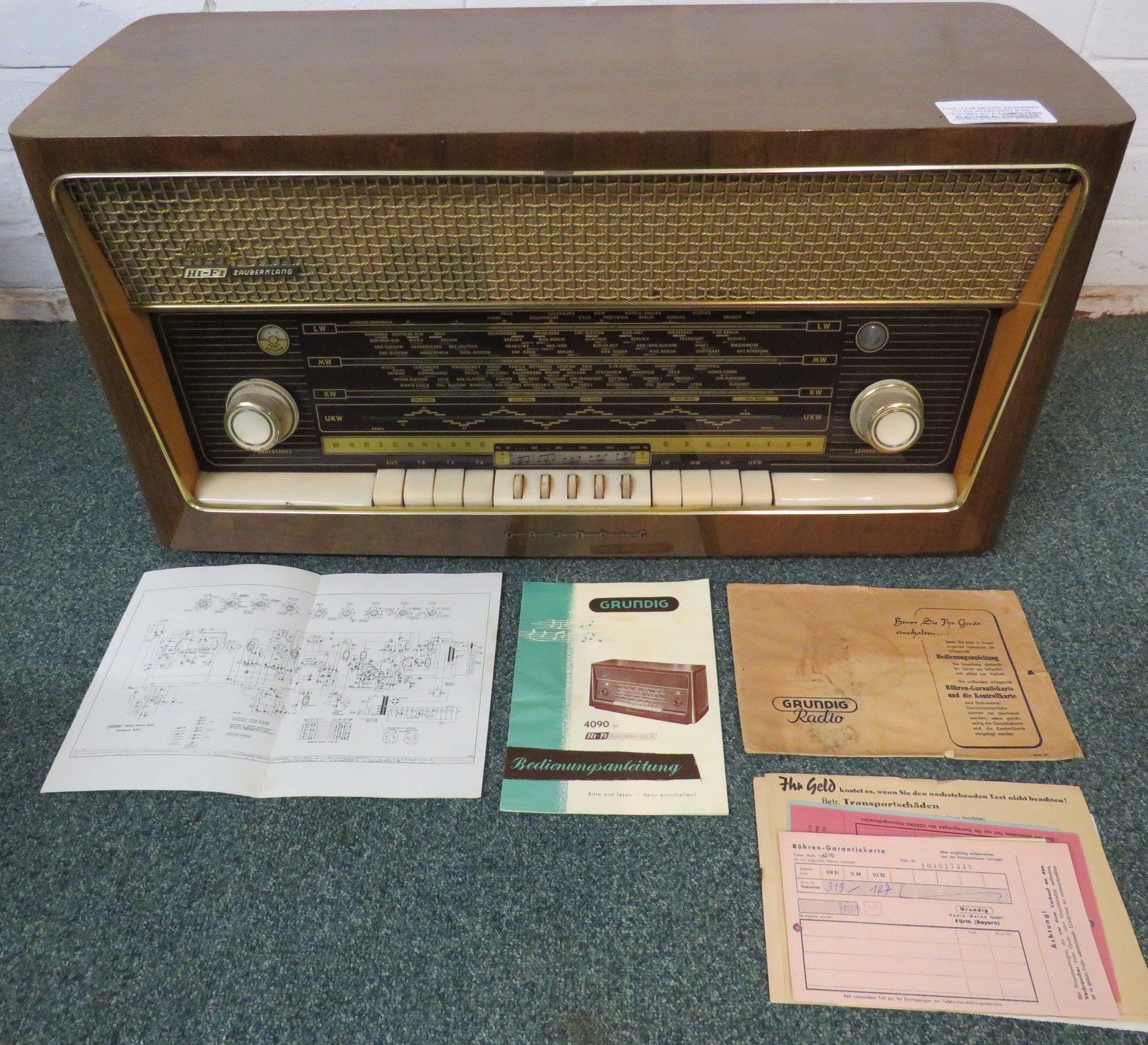 Grundig 4090 radio, serial number 104017338, wooden casing, height 36cm width 71cm depth 30cm,