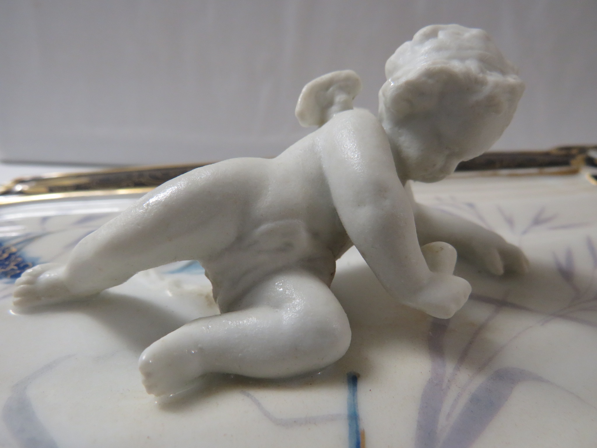 Porcelain wall plaque modelled as a fan with two moulded cherubs, black enamel and gilding and - Image 4 of 6