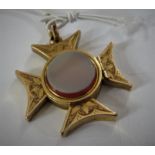 GOLD MEMORIAL PENDANT WITH POLISHED STONE TO CENTRE