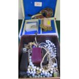 COLLARS AND JEWELLERY BOX WITH CONTENTS OF COSTUME JEWELLERY, PARKER FOUNTAIN PEN AND BRIAR PIPE