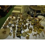 LARGE QUANTITY OF BRASSWARE INCLUDING HORSE BRASSES, ORNAMENTS AND OTHER DECORATIVE METAL WARE