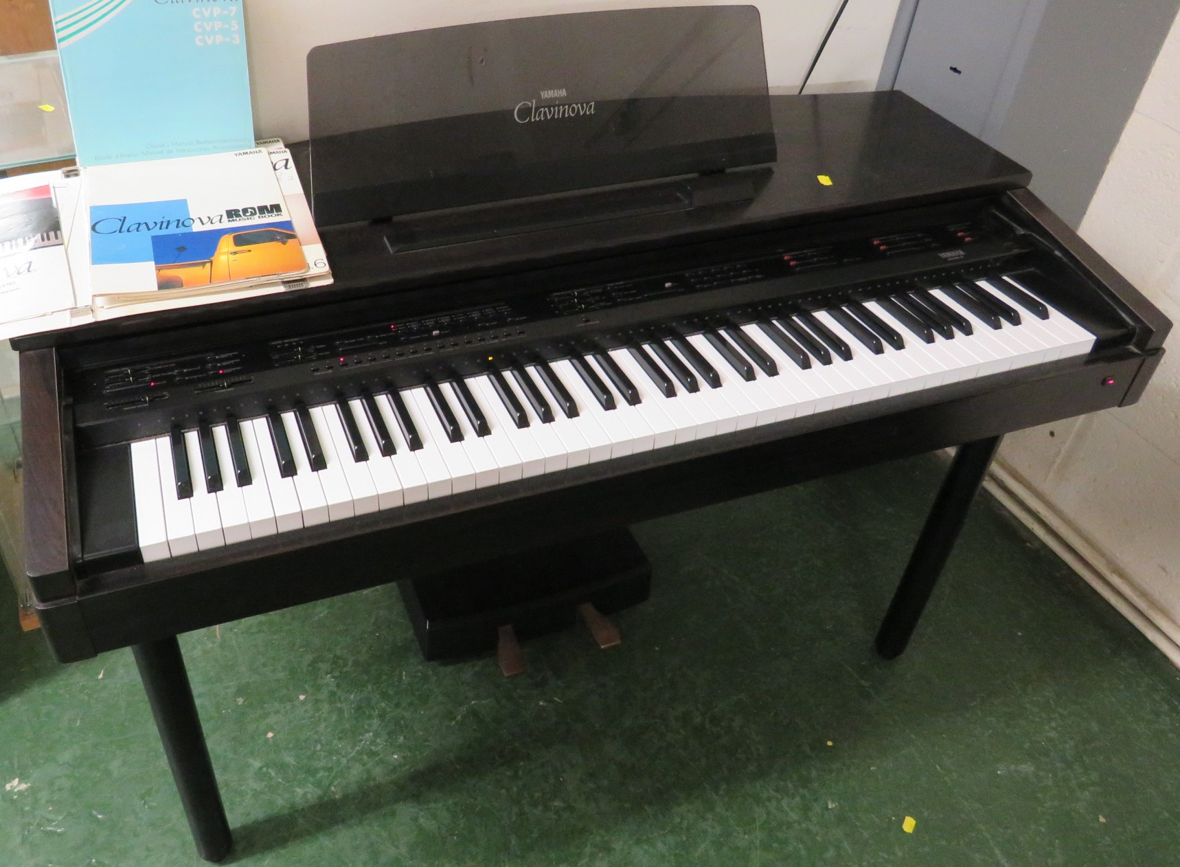 YAMAHA CLAVINOVA MODEL CVP-7 ELECTRIC PIANO WITH STOOL AND INSTRUCTIONAL MANUALS