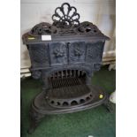 SMALL CAST IRON FIRE MARKED 'THE QUEEN NO.6'