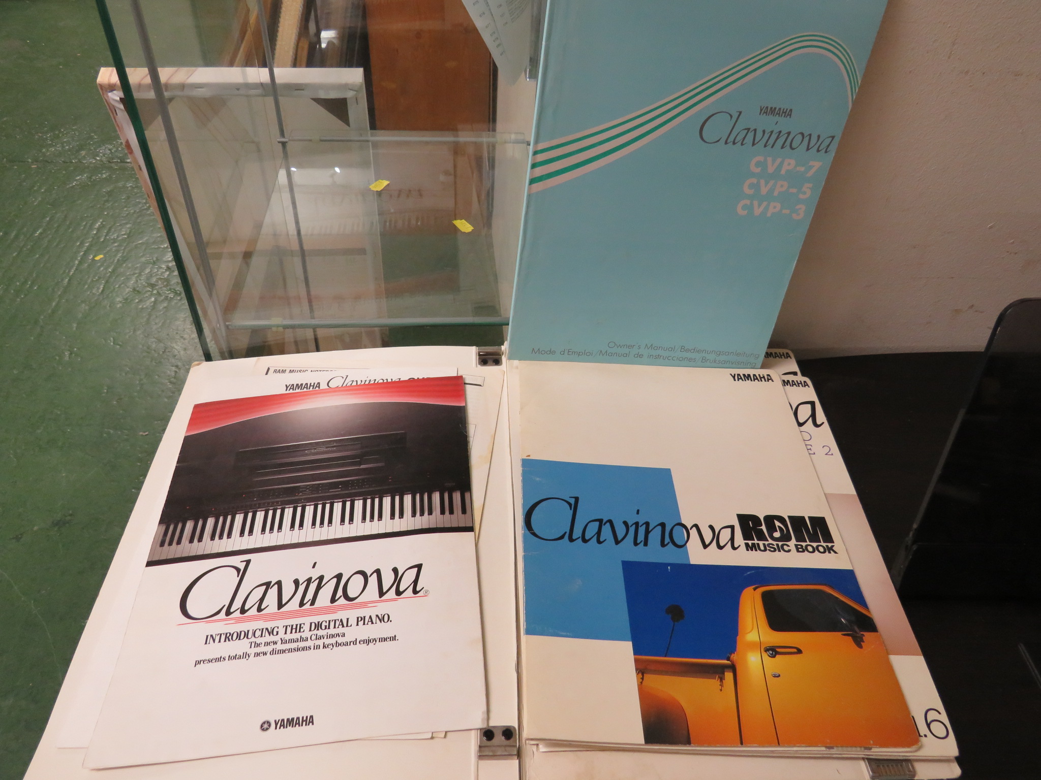 YAMAHA CLAVINOVA MODEL CVP-7 ELECTRIC PIANO WITH STOOL AND INSTRUCTIONAL MANUALS - Bild 3 aus 3