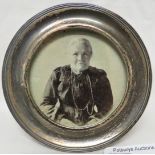 SMALL CIRCULAR TABLE PHOTOGRAPH FRAME WITH WHITE METAL CLADDING AND VICTORIAN PERIOD PHOTOGRAPH OF