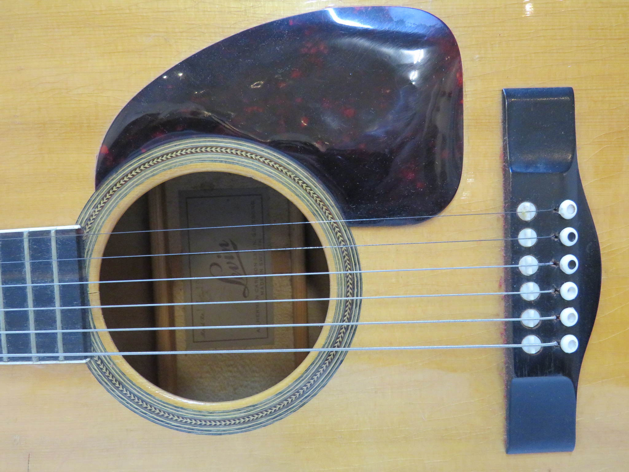 Levin LT-18 Swedish made acoustic guitar with solid spruce top and mahogany back and sides. Mother - Image 13 of 32