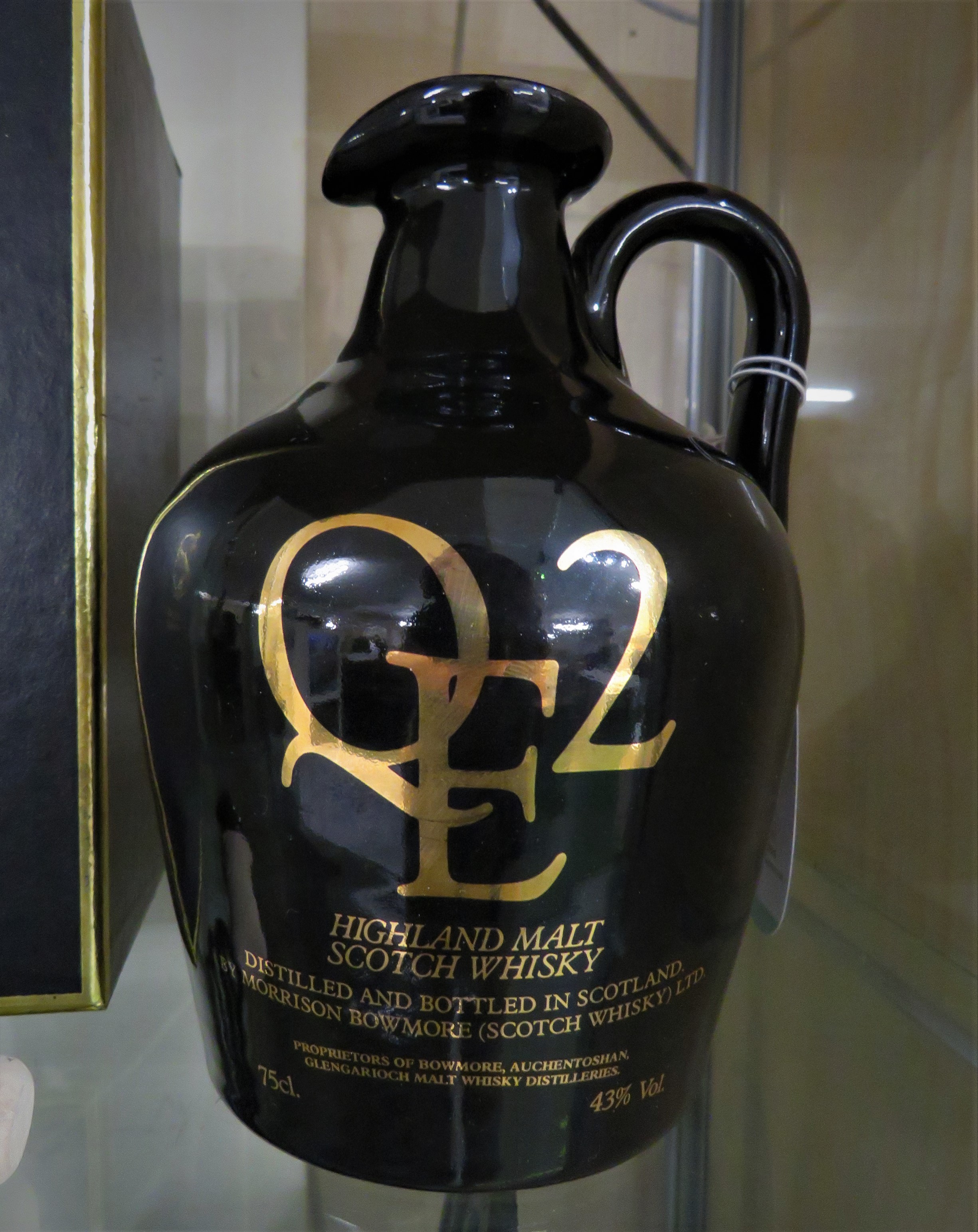 Morrison Bowmore (Scotch Whisky) Ltd QE2 highland malt scotch whisky in presentation stoneware - Image 2 of 3