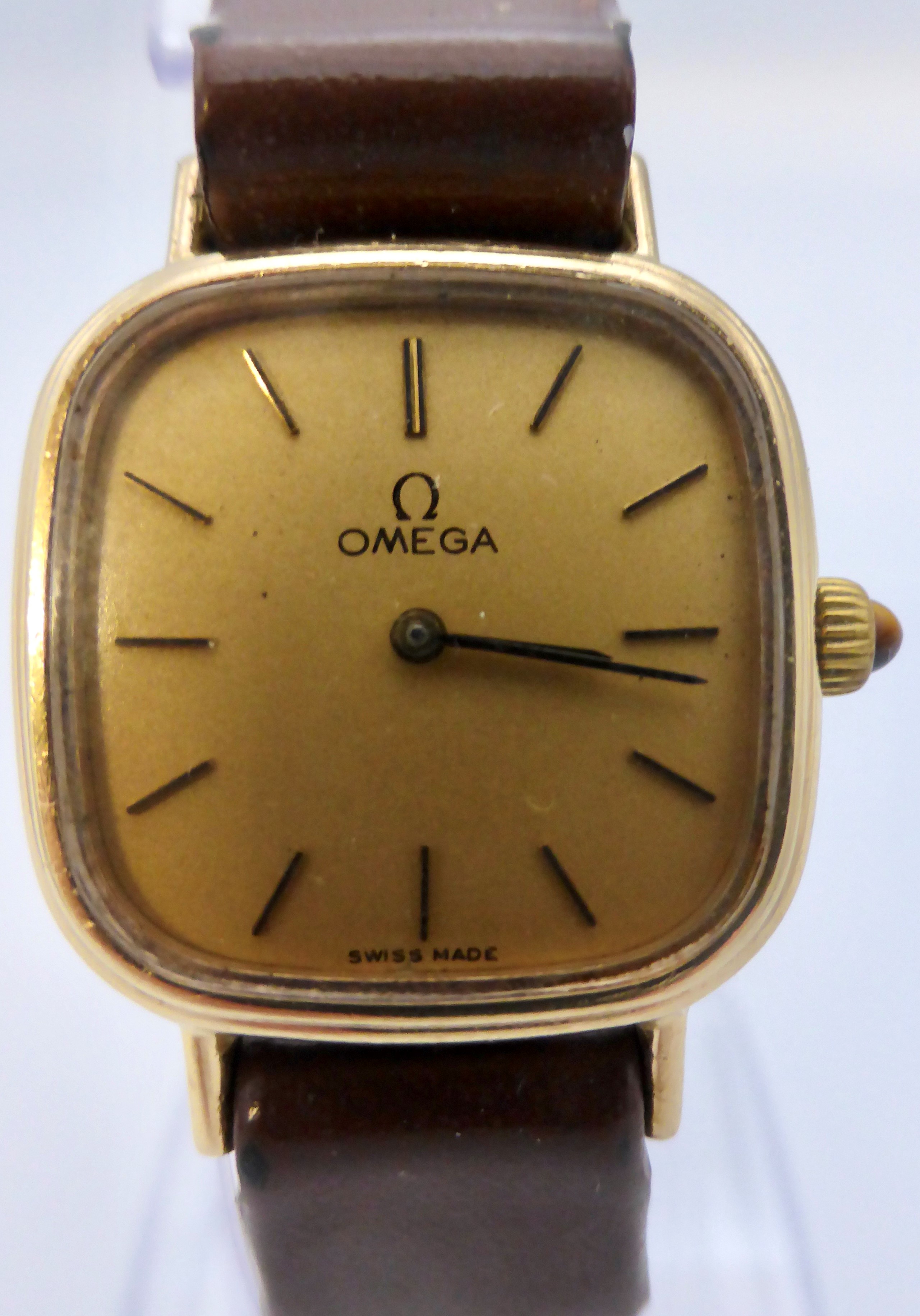 9 carat gold Omega lady's mechanical wristwatch with brown leather strap, oblong champagne dial, - Image 2 of 2