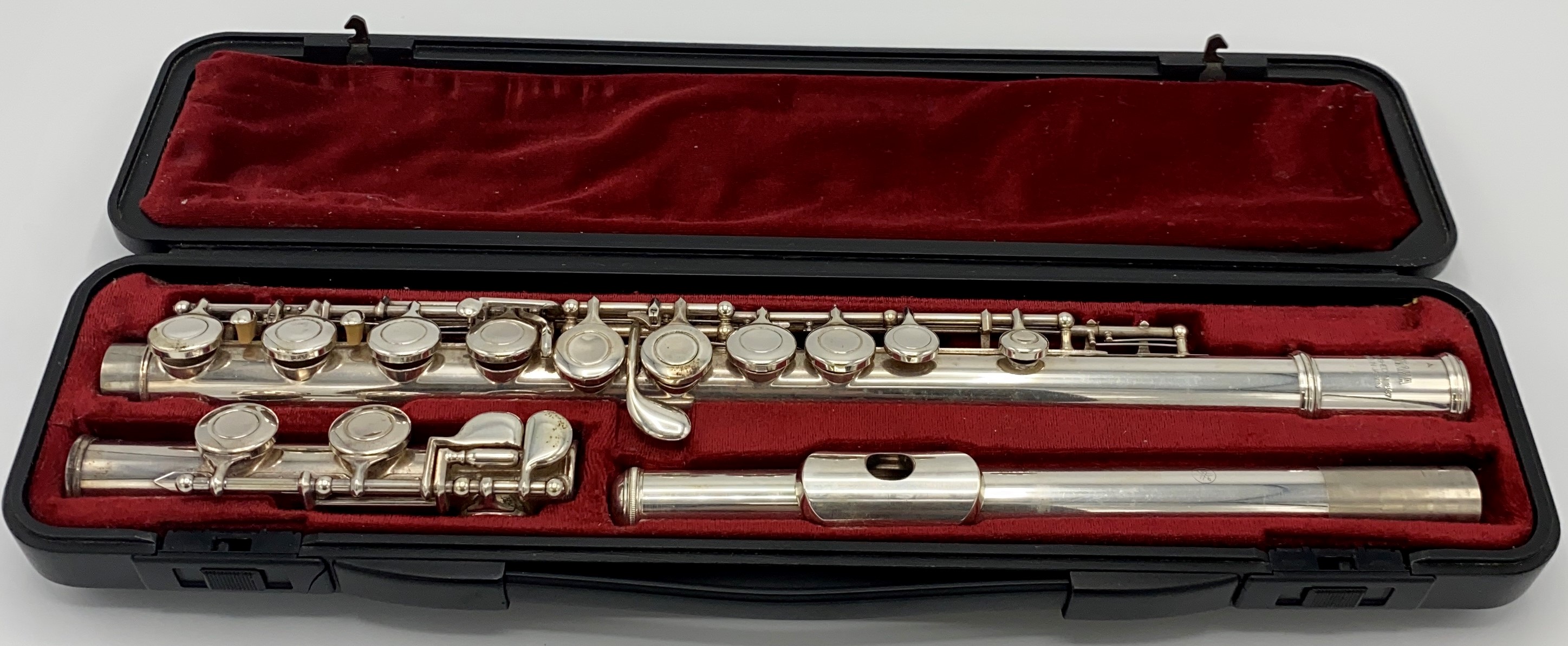 Yamaha 211 SII silver plated flute with hard plastic carry case