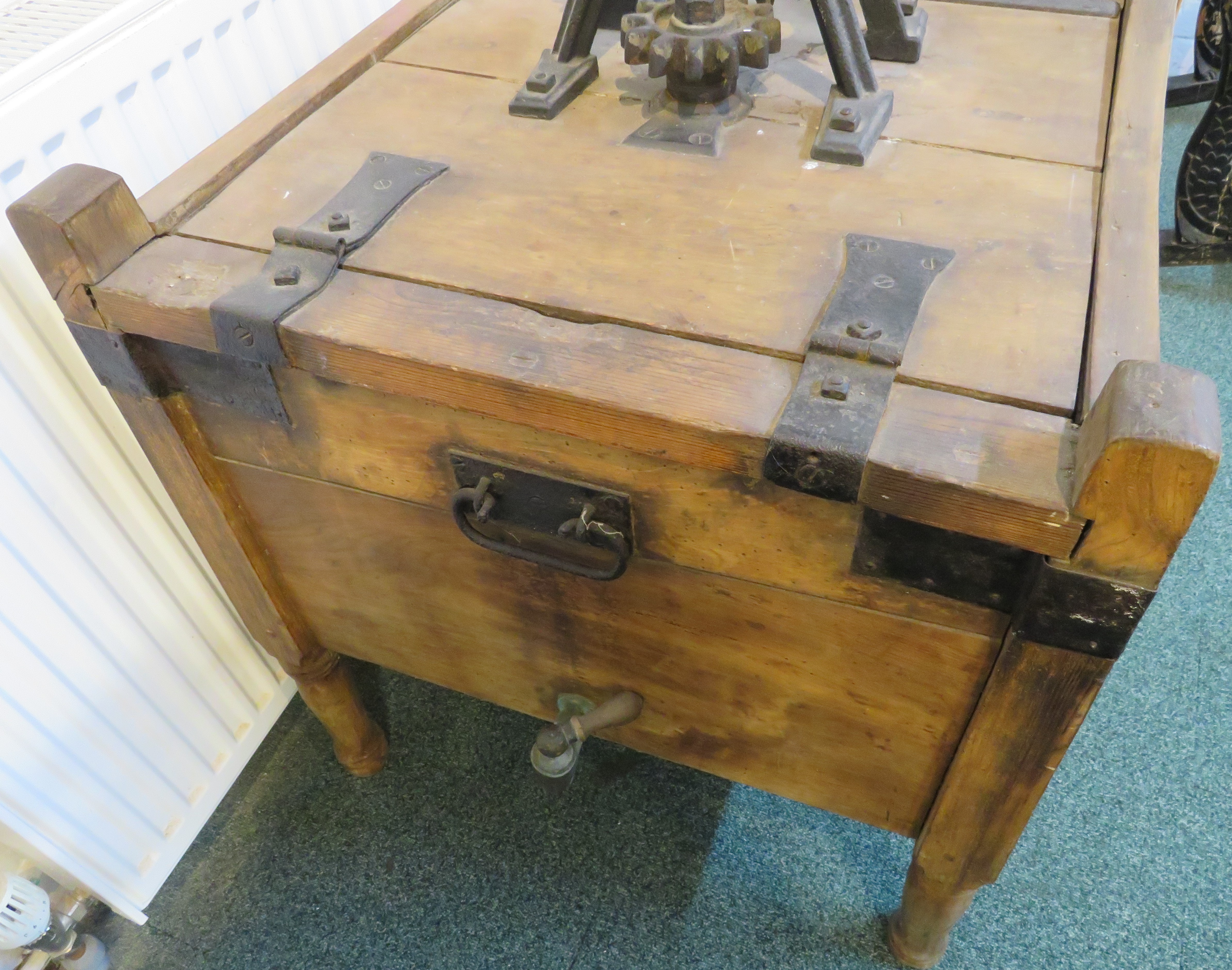 An early wooden tub washing machine fitted with a handle and gear mechanism to the lid driving a - Image 5 of 8