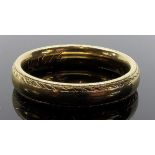 18 carat gold wedding ring, chased edge, British hallmarks, 5.9g, size M for guidance only