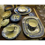 QUANTITY OF BLUE AND WHITE PATTERNED CHINA INCLUDING WILLOW PATTERNED CHARGER, HEATED DINNER