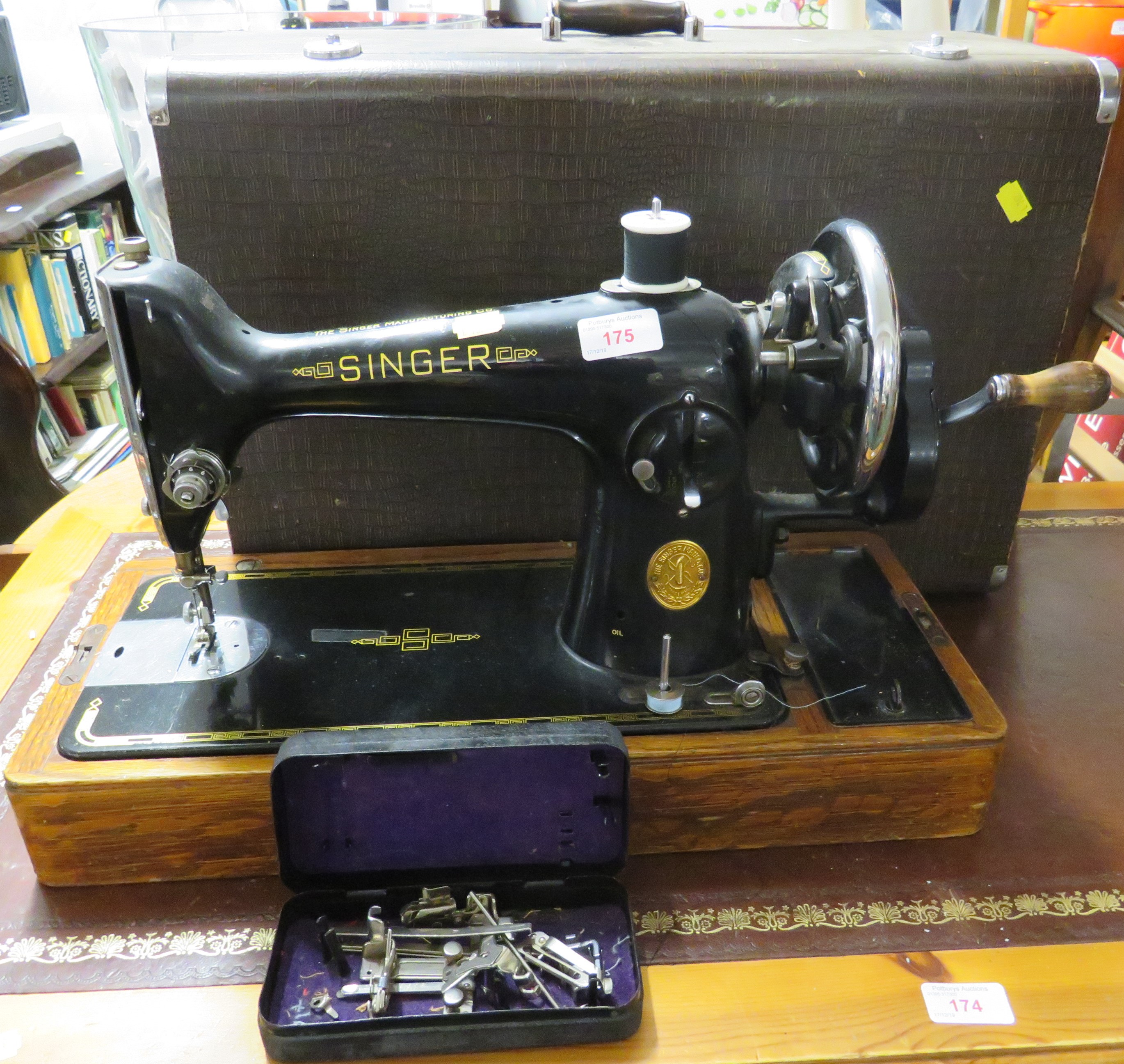 VINTAGE SINGER MANUAL SEWING MACHINE WITH CARRY CASE