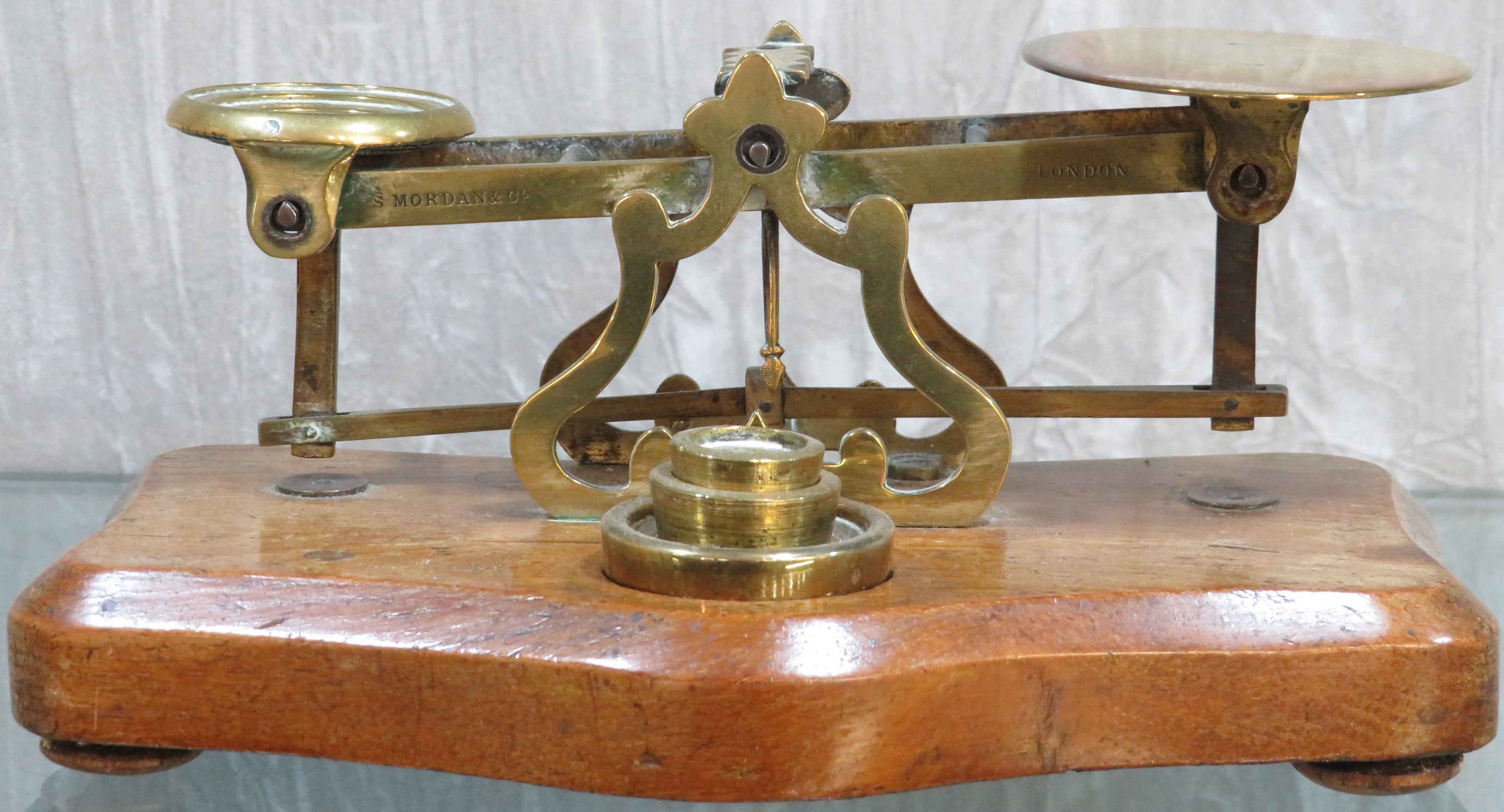 SET OF S MORDAN & CO BRASS POSTAGE SCALES AND WEIGHTS, ON MAHOGANY BASE