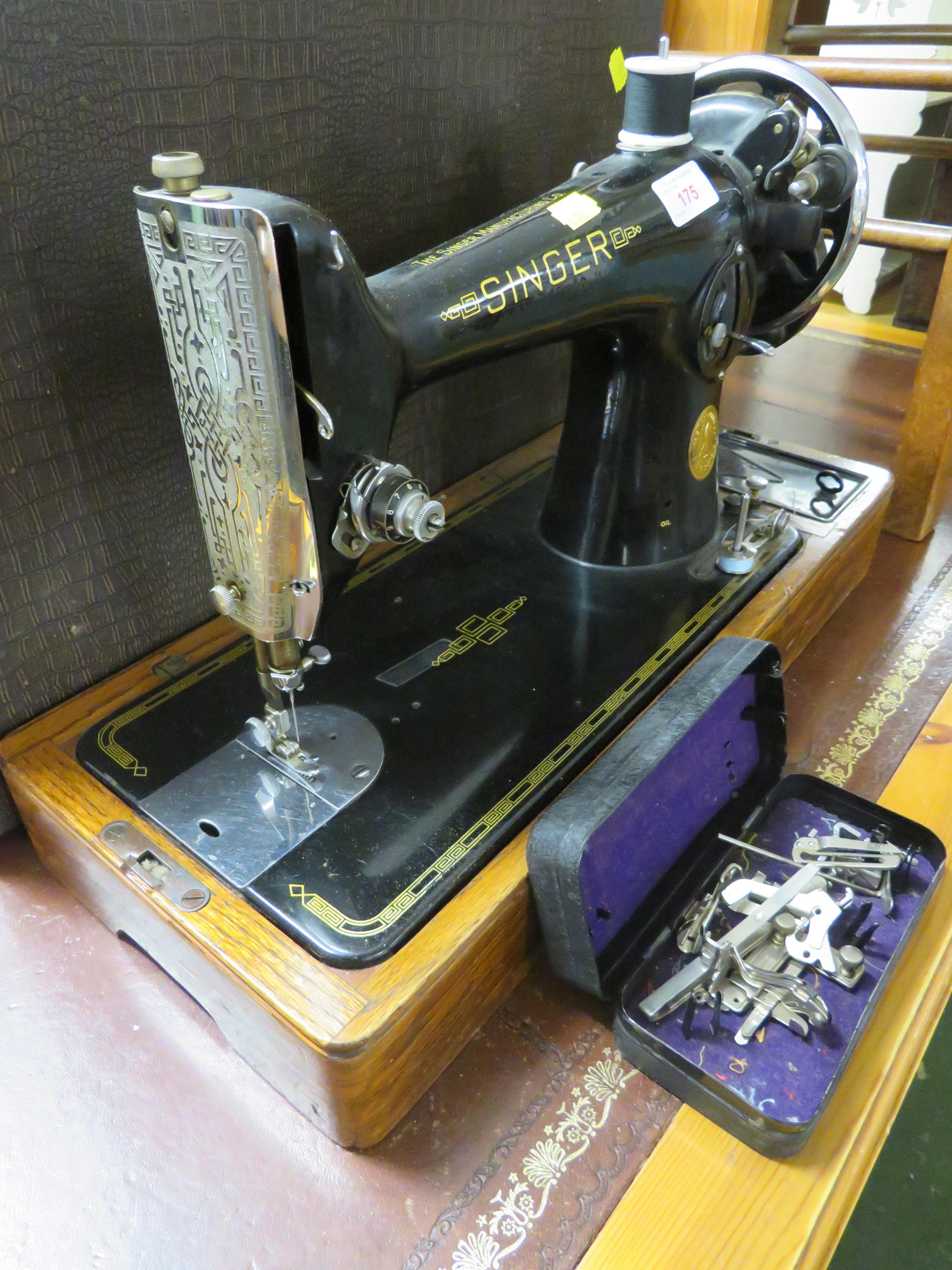 VINTAGE SINGER MANUAL SEWING MACHINE WITH CARRY CASE - Image 2 of 3