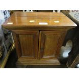 SMALL MAHOGANY TABLETOP COLLECTOR'S CABINET WITH TWO DOORS ENCLOSING FOUR DRAWERS