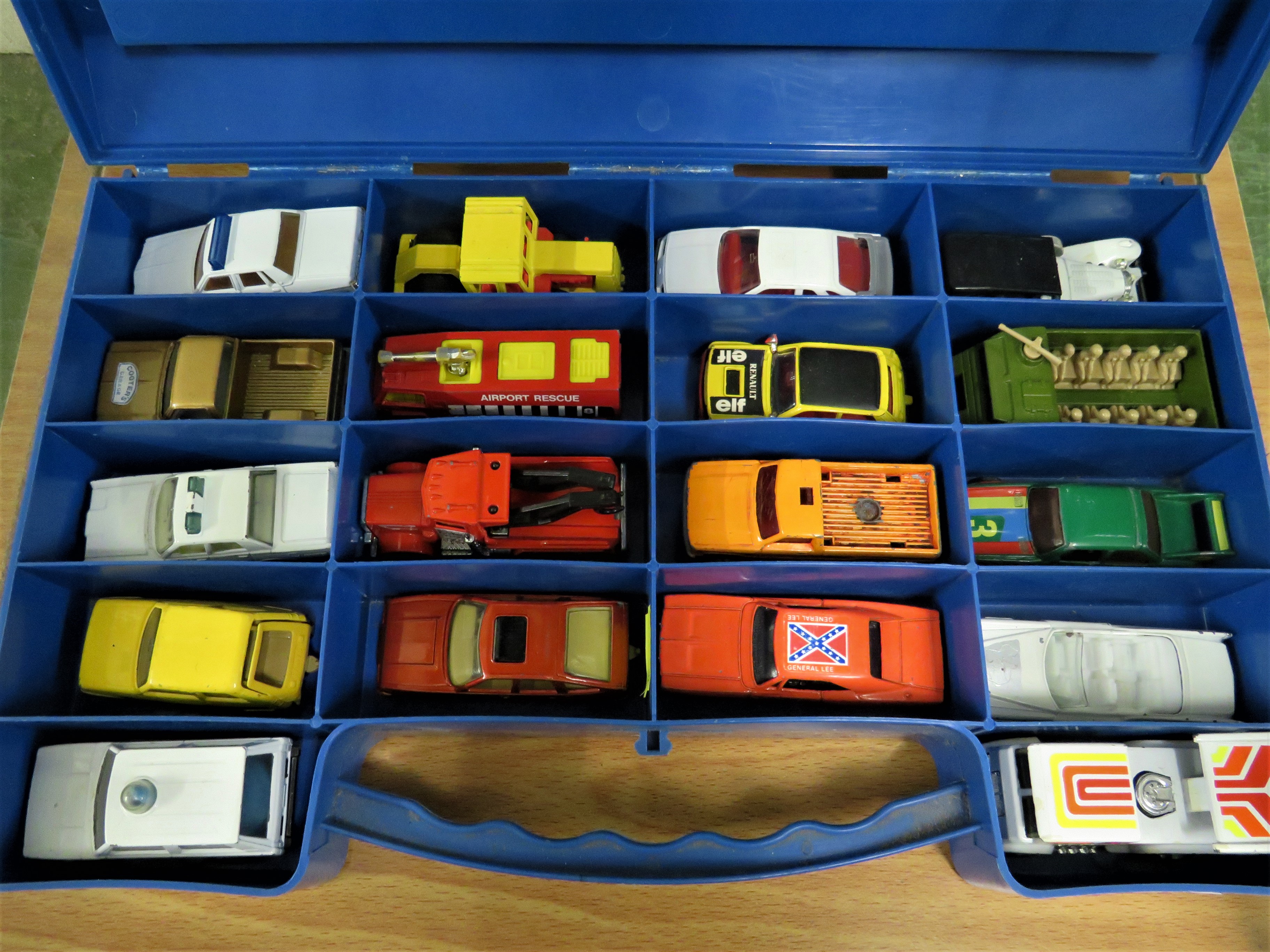 VINTAGE MATCHBOX 18 CAR CARRY CASE WITH CONTENTS OF DIE-CAST VEHICLES - Image 2 of 2