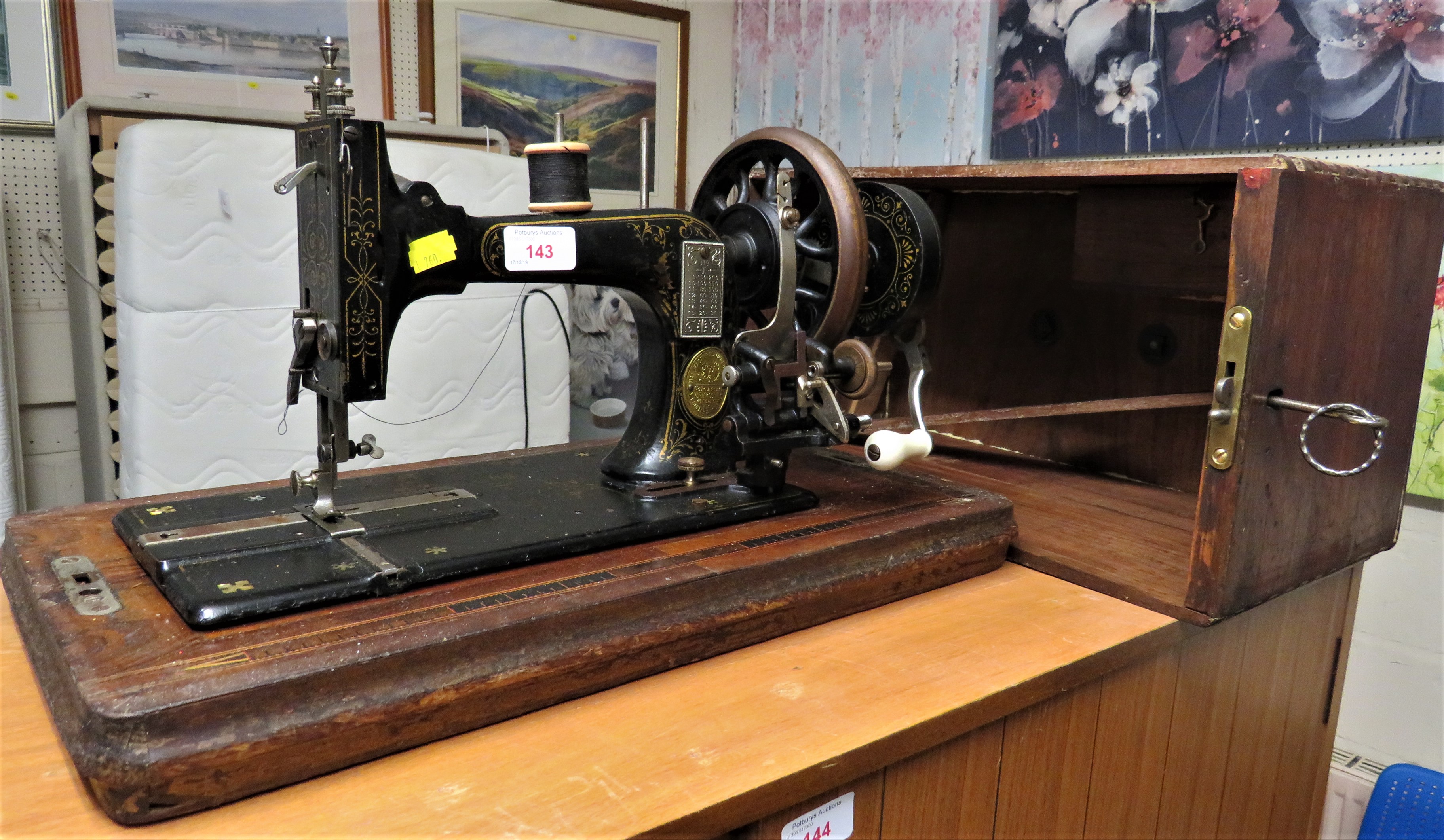 VINTAGE FRISTER ROSSMAN MANUAL SEWING MACHINE WITH WOODEN CARRY CASE (A/F)